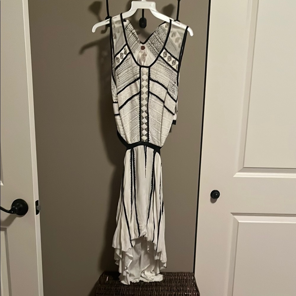 Free people-Elegant Black and White Sleeveless Dress